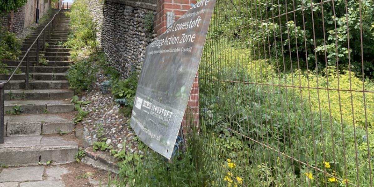 Crown Score today (2023), in need of love and attention; also showing derelict land alongside with owner unknown (once a ‘hanging garden’ and could be again).