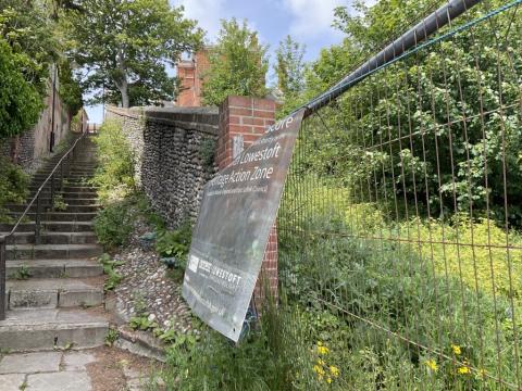 Crown Score today (2023), in need of love and attention; also showing derelict land alongside with owner unknown (once a ‘hanging garden’ and could be again).