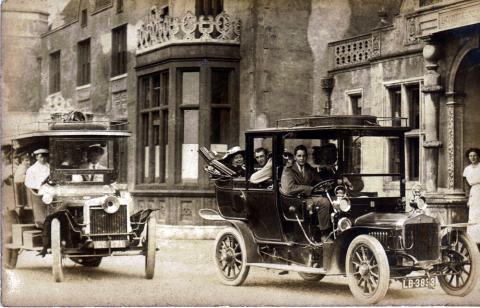 Convalescent soldiers visit Hardwick House